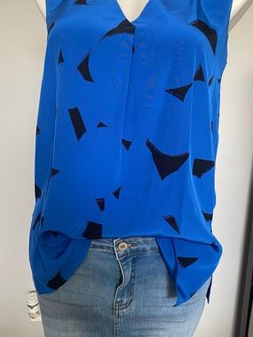 Vince Blue V-Neck Sleeveless Camisole with Black Abstract Accents 100% silk